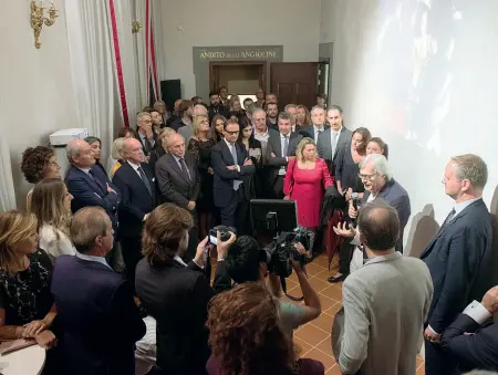  ??  ?? Vittorio Sgarbi arrivato, a sorpresa a Palazzo Pitti, improvvisa una lezione di fronte al video che mostra l’avanzament­o dei lavori su I giocatori di carte