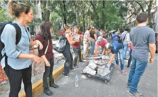  ?? OMAR MENESES ?? La gente empezaba a acudir a donde se enteraba que hacía falta su ayuda. En la Condesa, en la Roma, en la Del Valle, en la Obrera, en la Tránsito, en Taxqueña, en Tlalpan, en Lindavista, en Portales cientos de hombres y mujeres, a mano pelona, tomaban...