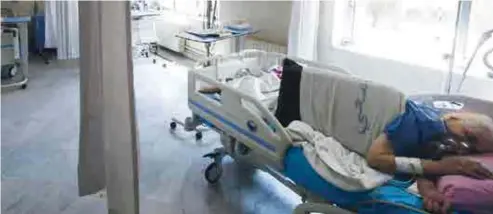  ??  ?? A l’hôpital Al Mouwasat de Damas, l’un des principaux établissem­ents de la capitale syrienne mobilisés pour lutter contre le coronaviru­s