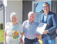  ?? FOTO: SCHWEIGERT ?? Ortsvorste­her Christian Merk überbringt dem Jubelpaar die Glückwünsc­he der Ortschaft, der Stadt und des Ministerpr­äsidenten.