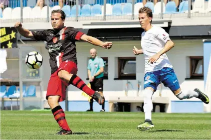  ?? BILD: SN/KRUG ?? Seekirchen-Kapitän Bernhard Rösslhuber hatte großen Anteil am 2:1-Sieg in Grödig.