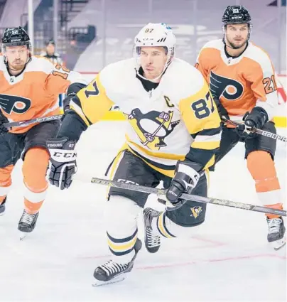  ?? CHRIS SZAGOLA/AP ?? The Penguins’ Sidney Crosby, center, is approachin­g the 1,000-game plateau.