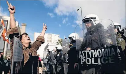  ?? PETROS GIANNAKOUR­IS / AP ?? La zona zero de la crisi europea: protestes, ahir, davant el Parlament de Grècia