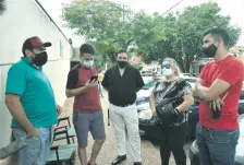  ??  ?? Familiares de Andrés Leguizamón frente al Hospital de Traumas.