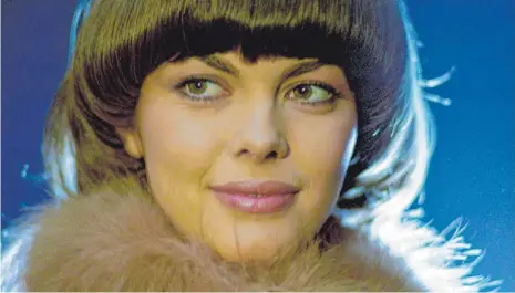  ?? FOTO: ETIENNE GEORGE/IMAGO IMAGES ?? Die junge Künstlerin: Mireille Mathieu im Jahr 1973 – bereits damals mit dem Pagenkopf.