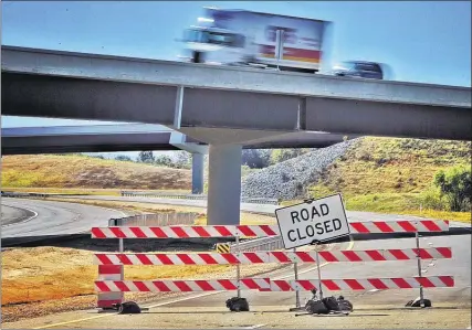  ?? JIM WEBER/THE COMMERCIAL APPEAL ?? Traffic on Tenn. 385 passes over a closed interchang­e for the new Interstate 269 east of Colliervil­le, a 4.5-mile stretch of the interstate that will run to Miss. 302 near Byhalia. The road will officially open Friday afternoon during a ceremony at the...