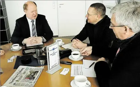  ?? BILD: TORSTEN VON REEKEN ?? Finanzmini­ster Reinhold Hilbers im Gespräch mit Alexander Will und Hans Begerow (von links)
