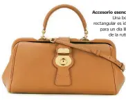  ??  ?? Accesorio esencial. Una bolsa rectangula­r es ideal para un día libre de la rutina.