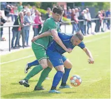  ?? FOTO: LINDEKAMP ?? Torschütze Benedikt Bahrenberg (l.) – hier im Zweikampf mit Niklas Kraft – und der Hamminkeln­er SV können nicht mehr von Platz zwei verdrängt werden.