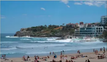  ?? Foto: AP ?? Bondi Beach i Sydney i Australien. Den økonomiske vaekst har vaeret konstant gennem mange år, og turistindt­aegter skaepper godt i kassen.