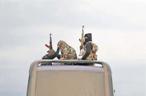  ??  ?? ► Buses con combatient­es del grupo extremista Jaish al-Islam y residentes de Duma llegan a Abu al-Zindeen, ayer.