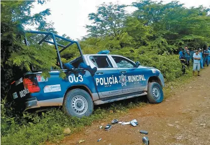  ??  ?? La patrulla en la que quedaron los cuerpos de cinco policías de Ahuacuotzi­ngo.
