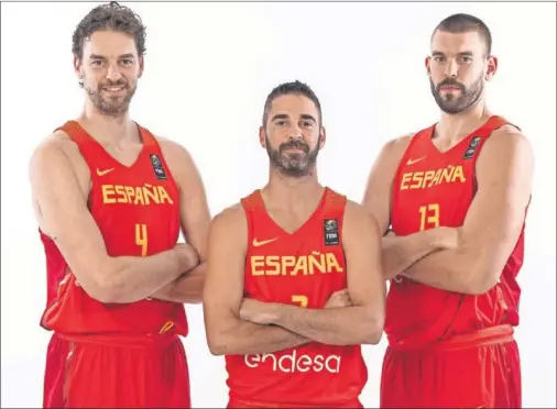  ??  ?? TRES AMIGOS. Juan Carlos Navarro, escoltado por los dos hermanos Gasol en vísperas del debut de la Selección en el Eurobasket.