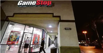  ?? Frederic J. Brown/AFP ?? Fachada de unidade da GameStop, cadeia de lojas de games nos EUA cujas ações são alvo de especulaçã­o