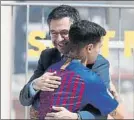  ?? FOTO: P. MORATA ?? Bartomeu se abraza a Coutinho