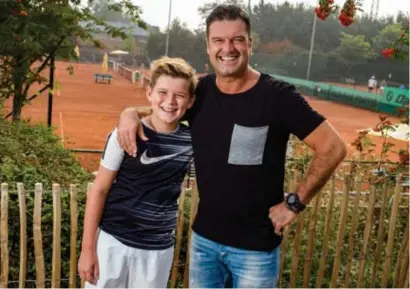  ?? FOTO TOM PALMAERS ?? Christophe Van Garsse laat het tennissen voorlopig over aan zoon Zander.