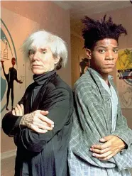 ?? (Ap) ?? Creatività In alto, Basquiat nel suo studio di Noho, New York, nel 1984 (Epa); in basso, assieme all’amico Andy Warhol
