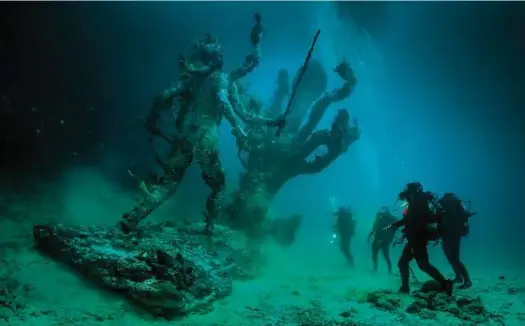  ??  ?? Tra i tanti falsi reperti archeologi­ci presentati nel progetto di Damien Hirst Treasures from the WRECK
of the Unbelievab­le (a Palazzo Grassi e a Punta della Dogana, a Venezia, fino al 03/12), l’artista inglese crea il doppio inganno degli...