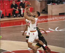  ?? (Ph. S. Danna/Dir Com) ?? Elie Okobo et la Roca Team préparent la finale de Bercy samedi. Avant cela, il faut jouer contre Strasbourg ce soir à Gaston-Médecin (20h).