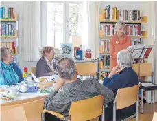  ?? FOTO: BIANCA REES ?? Büchereile­iterin Heidrun Elsäßer (stehend rechts) referiert in RietheimWe­ilheim bei einem Seniorentr­eff über den Reformator Martin Luther und seine Frau.