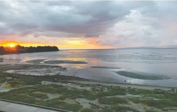  ?? PHOTOS: JANE MUNDY ?? Savour the serenity of sunset in Parksville after a full day exploring the many charms of Vancouver Island’s Oceanside communitie­s.