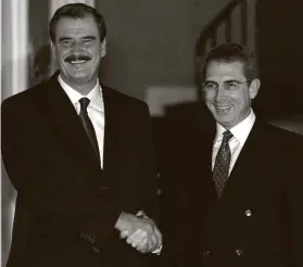  ?? Jerry Lara / Staff file photo ?? Vicente Fox, left, and Mexican President Ernesto Zedillo meet July 3, 2000, the day after the election. Zedillo quickly stepped in to validate Fox’s victory.