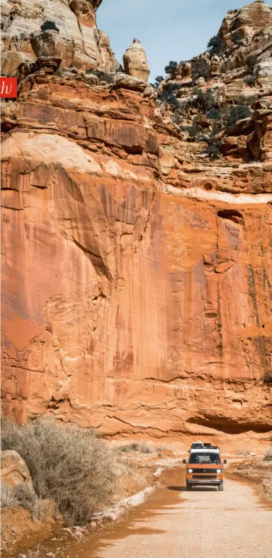  ??  ?? Notre van se fond littéralem­ent dans le paysage de Capitol Reef, et on en prend plein les yeux même en roulant dans ce parc