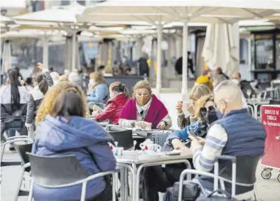  ?? CHUS MARCHADOR ?? Varios clientes toman café en las terrazas de la plaza de España, en Zaragoza, en una imagen reciente.