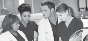  ?? RON TOM, ABC ?? Chandra Wilson, left, Kelly McCreary, Justin Chambers and Ellen Pompeo still shine in
Grey’s ensemble cast.