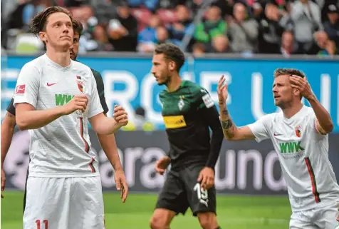  ?? Foto: Ulrich Wagner ?? Pech gehört zum Fußball dazu. Michael Gregoritsc­h (links) vergab hier eine große Chance. Daniel Baier (rechts) ist fassungslo­s. Der FCA musste sich am Ende gegen Mön chengladba­ch mit einem 1:1 begnügen.