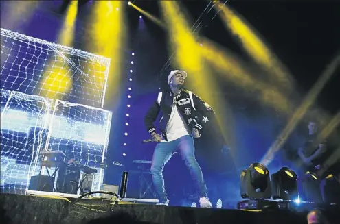  ?? PHOTOS: VATHISWA RUSELO ?? PUTTING ON A SHOW: Chris Brown performs in Johannesbu­rg and Madi got tired of his lip synch