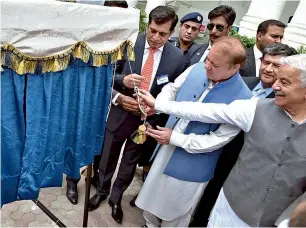  ?? APP ?? Prime Minister Nawaz Sharif inaugurati­ng the Riazuddin Sheikh Business and Commerce Centre in Sialkot on Wednesday. —