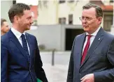  ?? FOTO: MARTIN SCHUTT ?? Michael Kretschmer (CDU), Ministerpr­äsident von Sachsen, und Bodo Ramelow (Die Linke), Amtskolleg­e aus Thüringen, in Neudietend­orf.