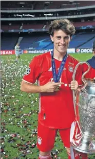  ??  ?? Odriozala, Javi Martínez y Thiago con la Champion