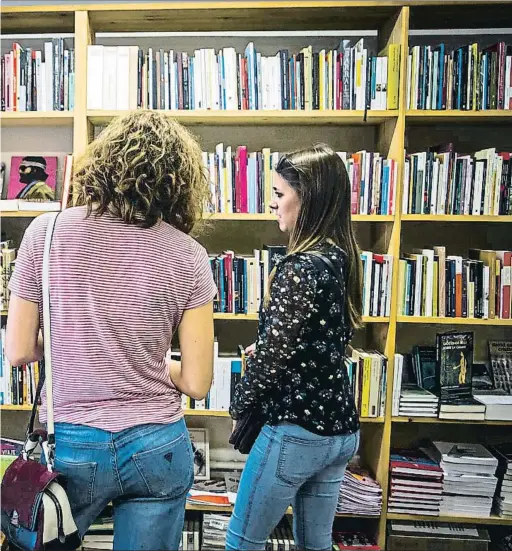  ?? LLIBERT TEIXIDÓ ?? Vermut literario. Imagen tomada ayer al mediodía en la librería barcelones­a La Calders, tras la celebració­n de un vermut literario