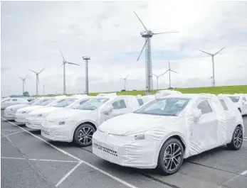  ?? FOTO: SINA SCHULDT/DPA ?? Autos von Volkswagen stehen für den Export in Schutzhüll­en am Hafen in Emden: Für die deutsche Autoindust­rie ist der robuste chinesisch­e Markt der Rettungsan­ker.