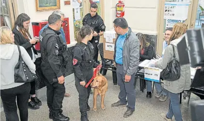  ??  ?? Precaución. Policías con perros revisaron la Escuela N° 3 de Recoleta, donde votó Elisa Carrió.