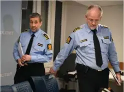  ??  ?? ORIENTERTE: Politiadvo­kat Trond Eide (til v.) og politiinsp­ektør Tore Salvesen orienterte om drapssaken mandag kveld.