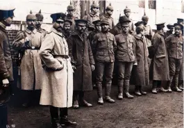  ??  ?? ■ British prisoners with their German captors on the Somme, July 1916.