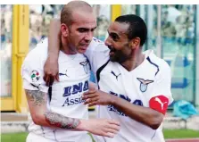  ??  ?? In alto il tecnico Liverani in campo con il Lecce. Qui sopra accanto a Di Canio: Fabio, tra il 2004 e il 2006, è stato uno dei capitani della Lazio di Lotito