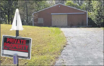  ?? ANDREW WELSH-HUGGINS PHOTOS / AP ?? No Trespassin­g signs are posted along Union Hill Road where seven of the victims were found slain in Piketon, Ohio.