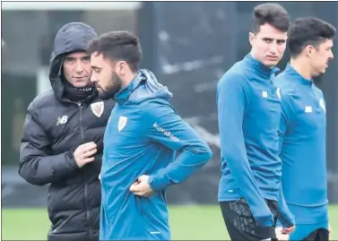  ??  ?? Marcelino, en la sesión de ayer en Lezama con Unai López, Morcillo y Capa.