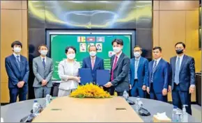  ?? TELECOMS MINISTRY ?? Telecoms minister Chea Vandeth (centre) oversees the MoU signing ceremony on November 29.