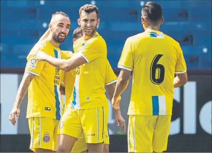  ?? FOTO: GETTY ?? Darder, felicitado por Baptistao tras lograr su gol El mallorquín fue el mejor del duelo ante el Burnley, flojo rival para los pericos