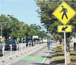  ?? RICARDO RAMIREZ BUXEDA/STAFF PHOTOGRAPH­ER ?? A cyclist takes advantage of the bicycle lane during Curry Ford’s temporary road diet, which is meant to encourage biking and walking but has provoked anger at snarled traffic.