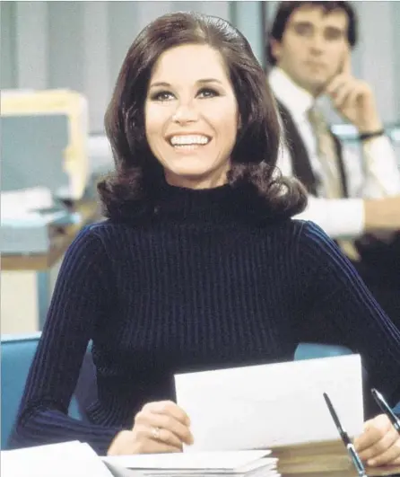  ?? CBS Photo Archive / Getty Images ?? MARY TYLER MOORE lights up the television screen with her smile as Mary Richards on “The Mary Tyler Moore Show” in 1970.