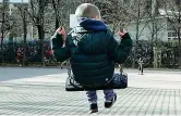  ??  ?? In città Una bambina su una altalena in un parco di Milano prima dell’inizio del lockdown: le scuole sono chiuse da fine febbraio