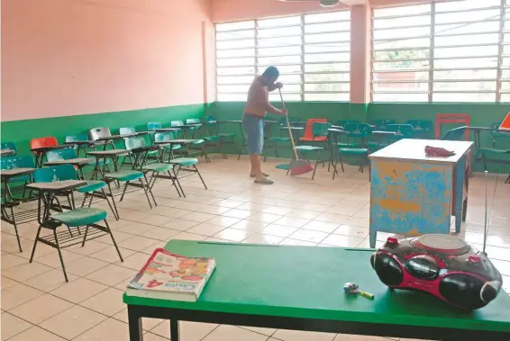  ?? CUARTOSCUR­O ?? Según la autoridad educativa capitalina, mil 113 escuelas públicas y privadas de diferentes niveles habían reanudado actividade­s