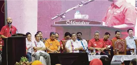  ?? [FOTO AMRAN HAMID/BH] ?? Mukhriz menyampaik­an ucapan pada Konvensyen Kepimpinan Pakatan Harapan Negeri Kedah, di Alor Setar, semalam.