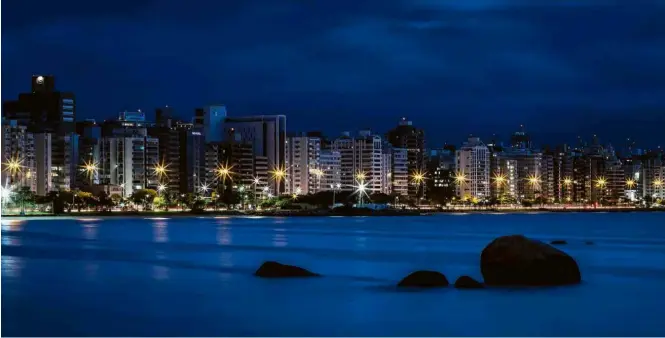  ??  ?? Santa Catarina Orla da capital Florianópo­lis; o estado ocupa a primeira colocação por gastar relativame­nte pouco para ter indicadore­s acima da média 0,635